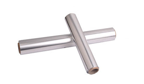 What are the versatility and benefits of aluminum foil as a cookware and food packaging?